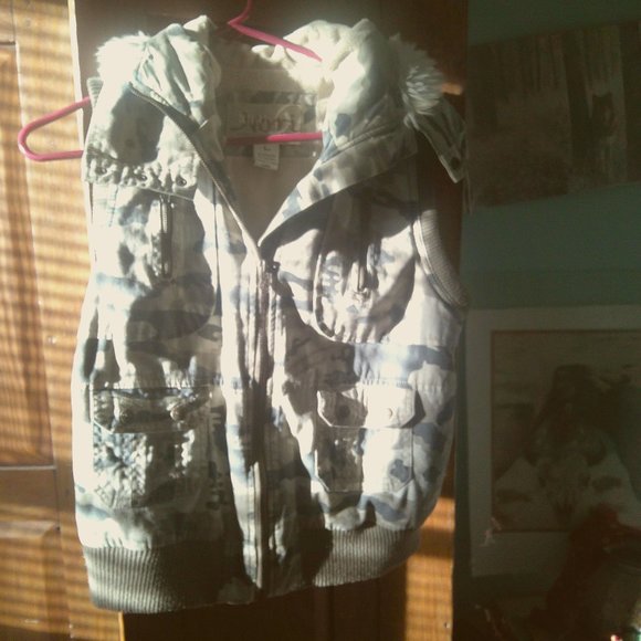 Camo Sleeveless  Lined Vest/ chest warmer  w/Fur Hoodie - Picture 1 of 12